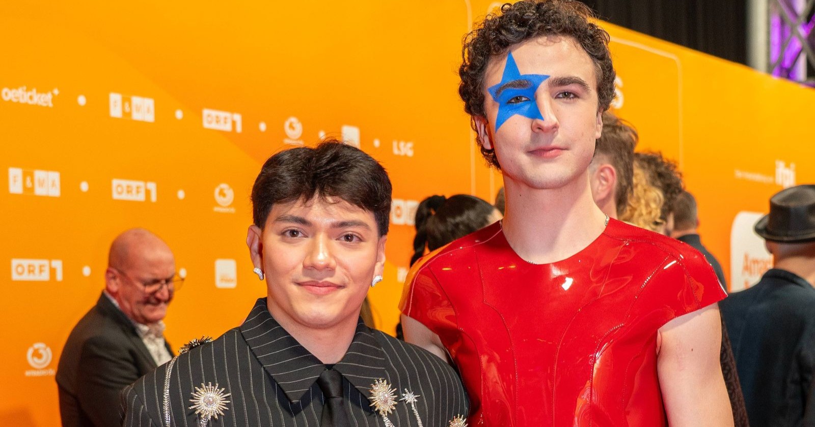 Cosmo, ESC-Kandidat 2026, und ESC-Gewinner JJ posieren gemeinsam auf dem roten Teppich in Wien vor dem Eurovision Song Contest.