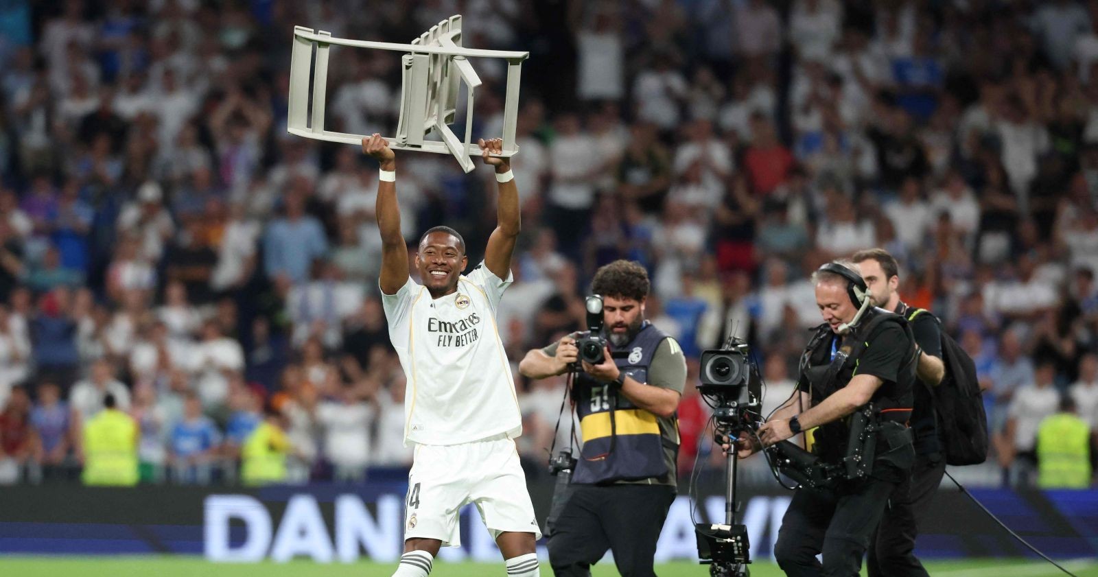 David Alaba wird bei seiner Auswechslung im Estadio Bernabeu von den Fans mit Standing Ovations gefeiert