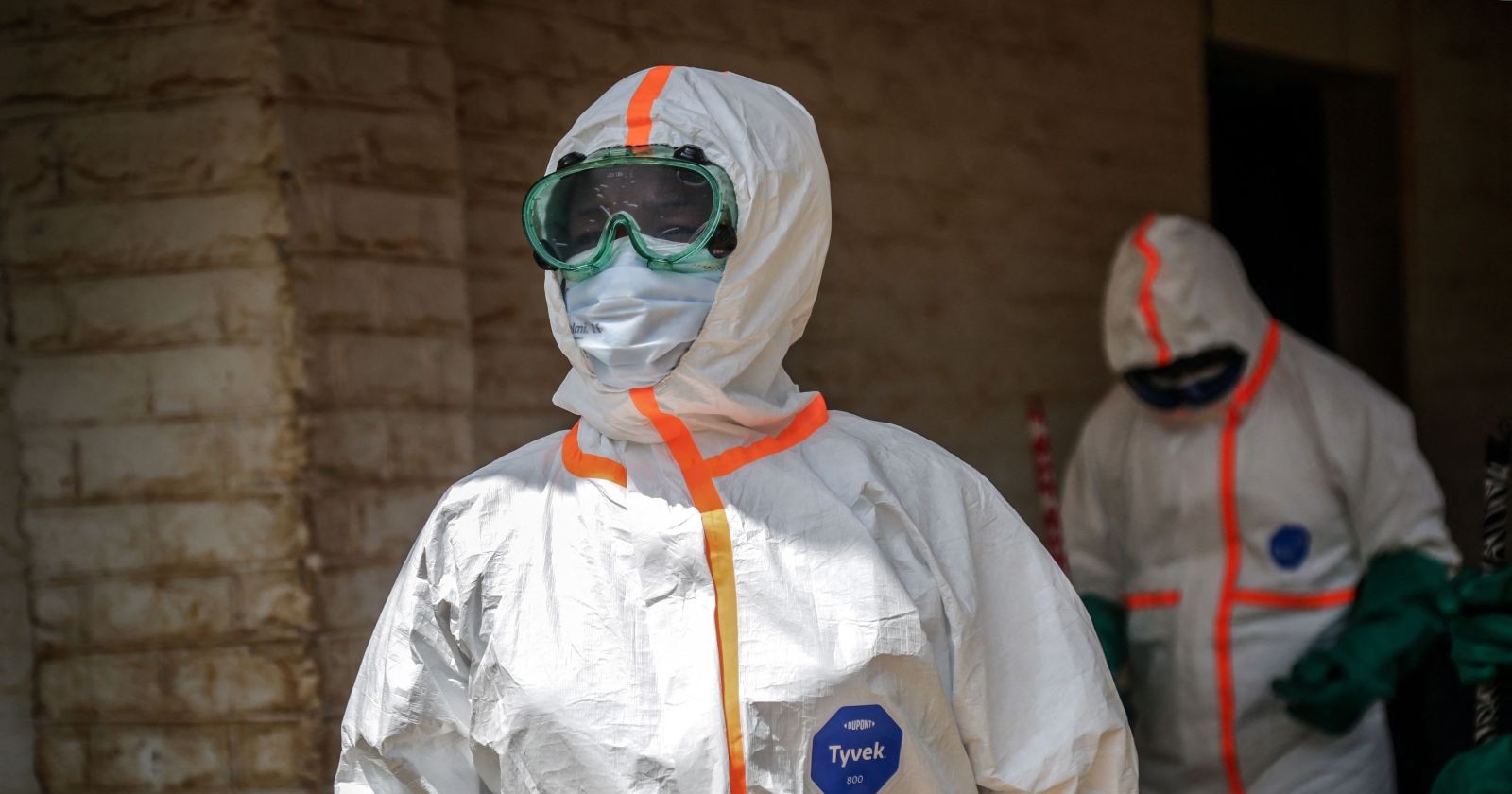 Medizinisches Personal in Schutzanzügen bei Ebola-Einsatz mit Vollschutz und Atemmaske im Infektionsbereich