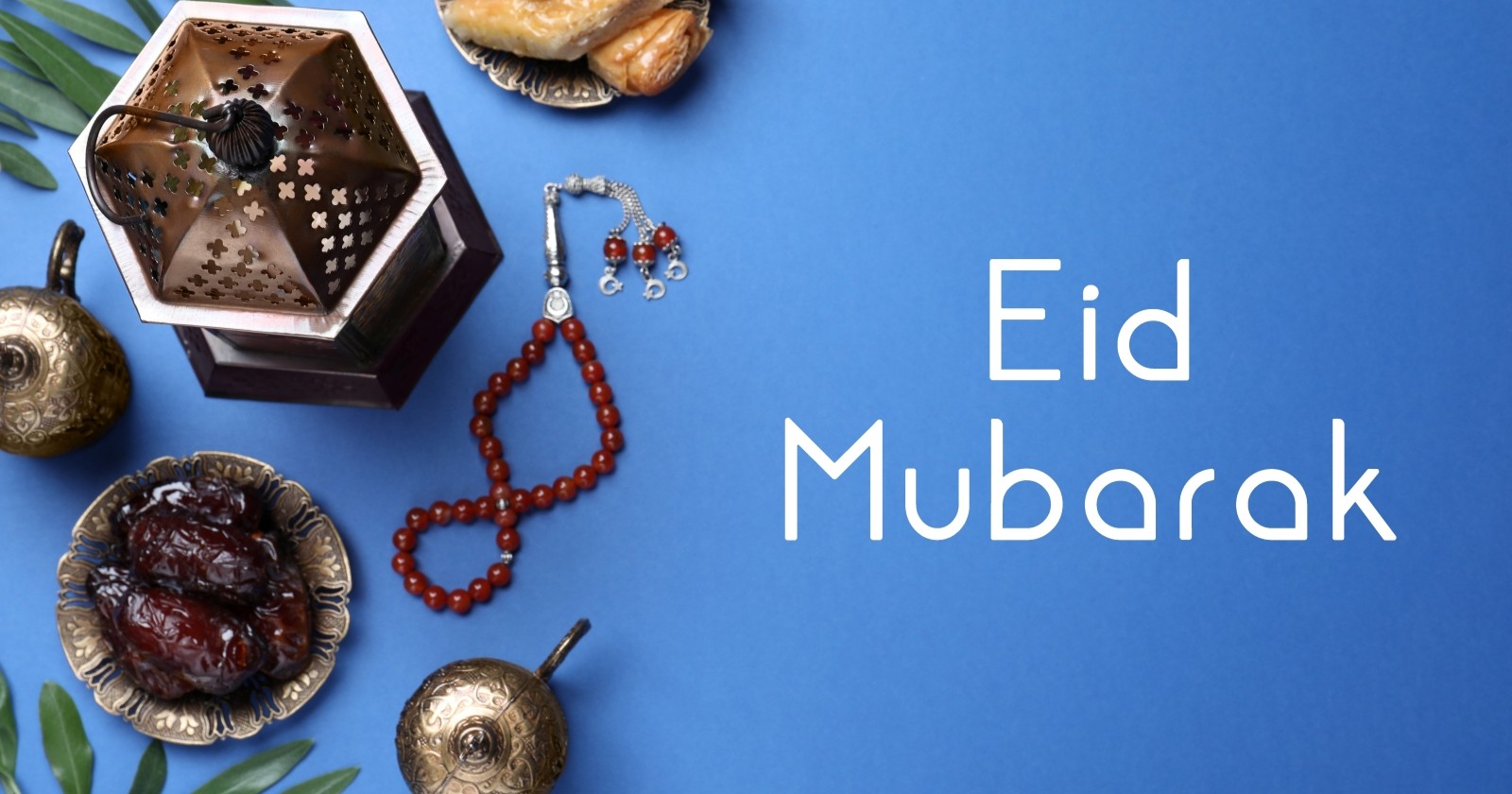 Eid Mubarak Grußkarte. Flache Laienzusammensetzung mit arabischer Laterne und Misbaha auf blauem Tisch.