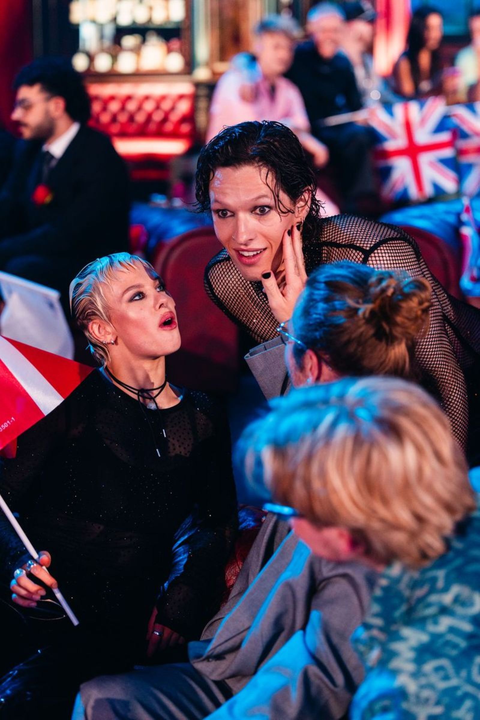 Der dänische Sänger mit seiner Delegation im Green Room beim ESC 2026 in der Wiener Stadthalle