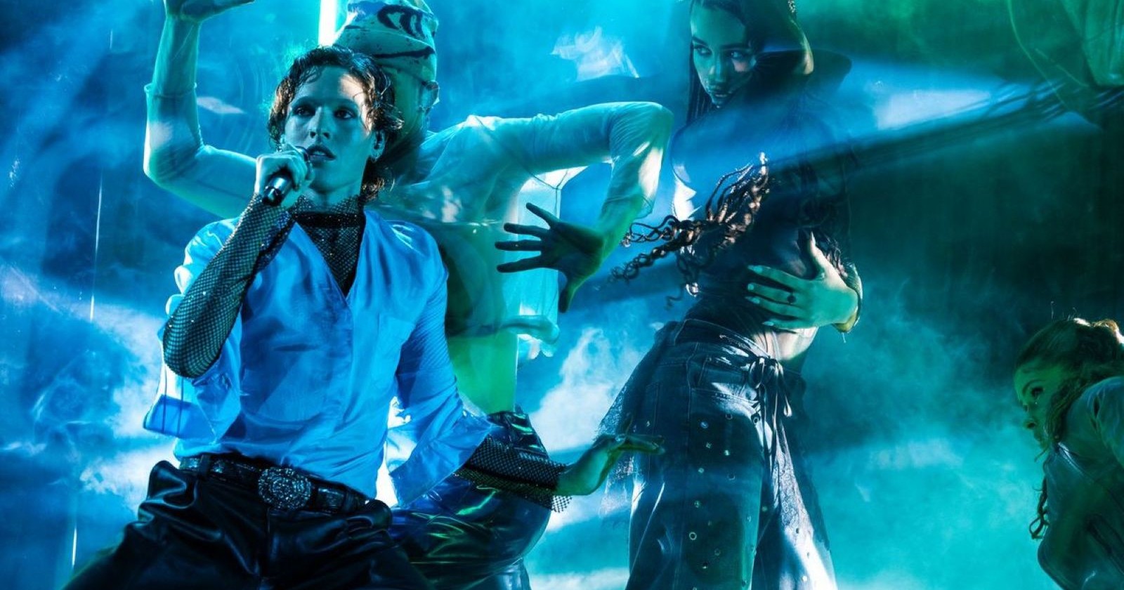 Sänger und Tänzer in blauem Scheinwerferlicht auf der ESC-Bühne der Wiener Stadthalle