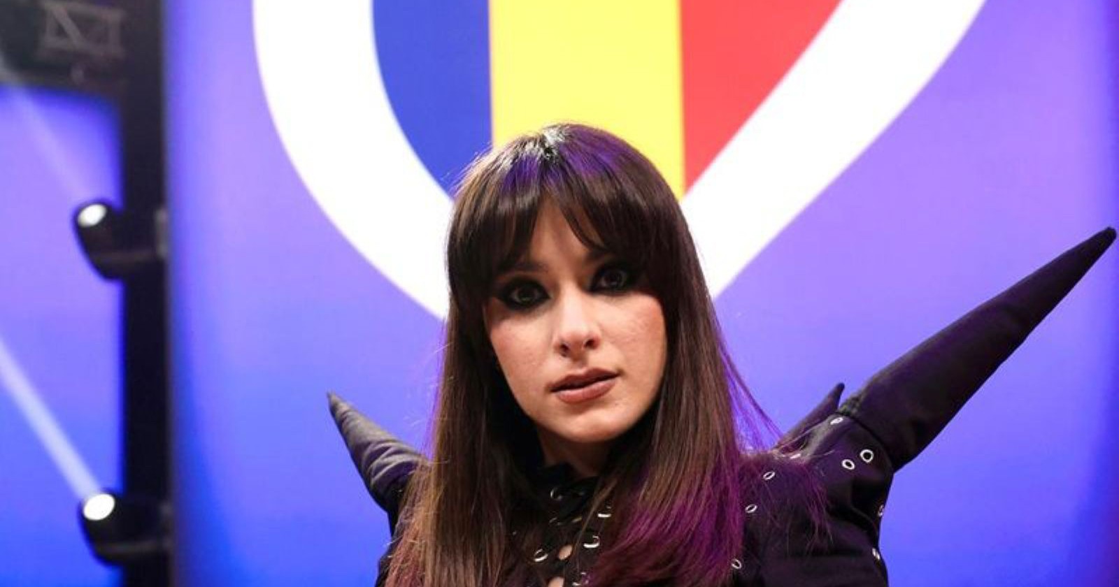 Rumänische ESC-Kandidatin Aleksandra Čapitanesku sorgt mit ihrem kontroversen Eurovision-Song „Choke Me“ beim ESC in Wien für Kritik und Diskussionen.