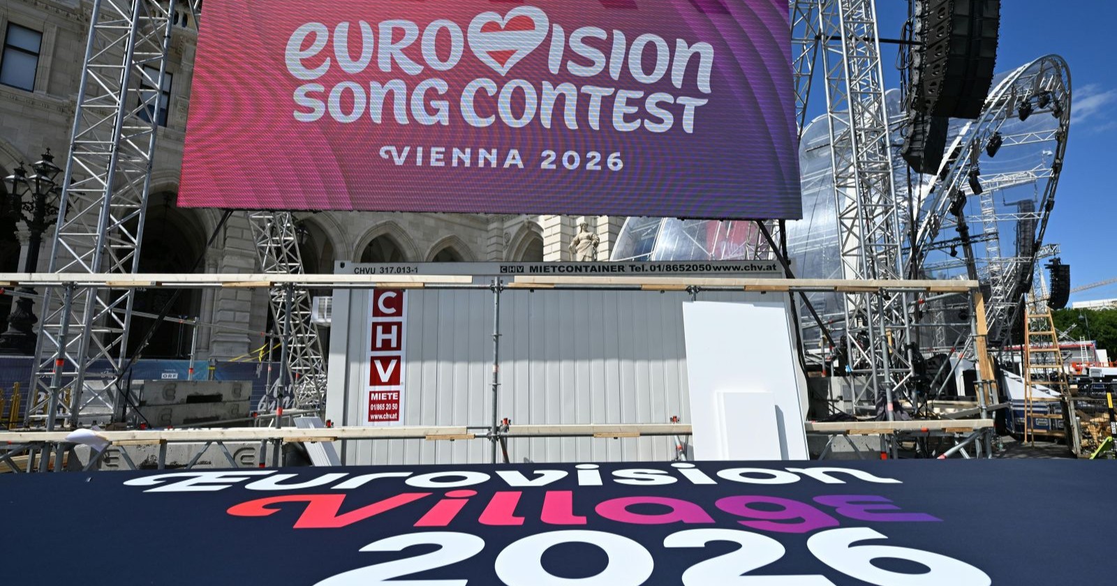 Eurovision Song Contest 2026 in Wien: ESC Village vor dem Rathaus während Diskussionen um schwache Hotelbuchungen und Tourismus-Auslastung