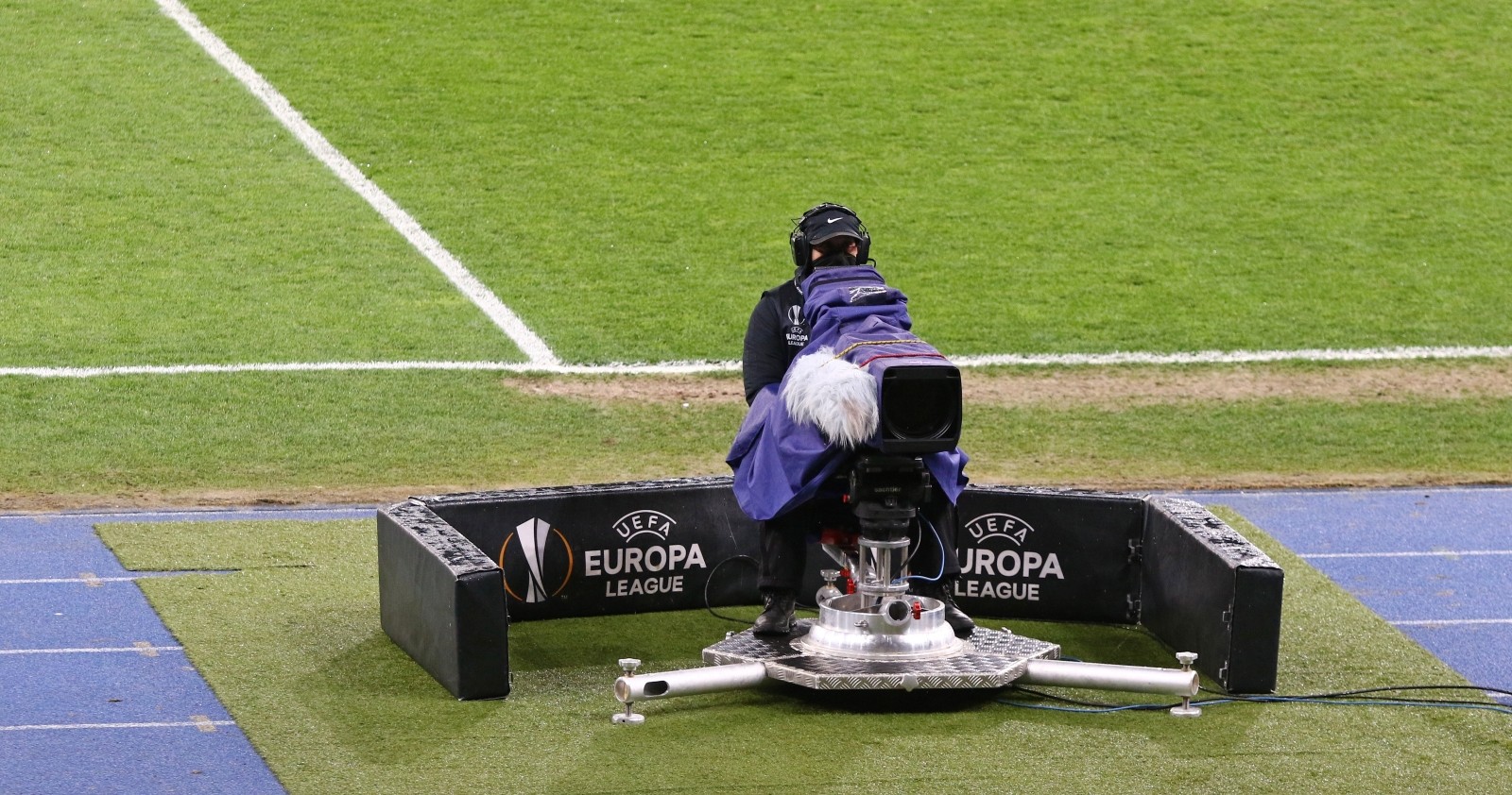 Kameramann des Rundfunkspielers bei der UEFA Europa League Spiel Shakhtar Donetsk / Roma im NSC Olimpiyskyi Stadion in Kiew.