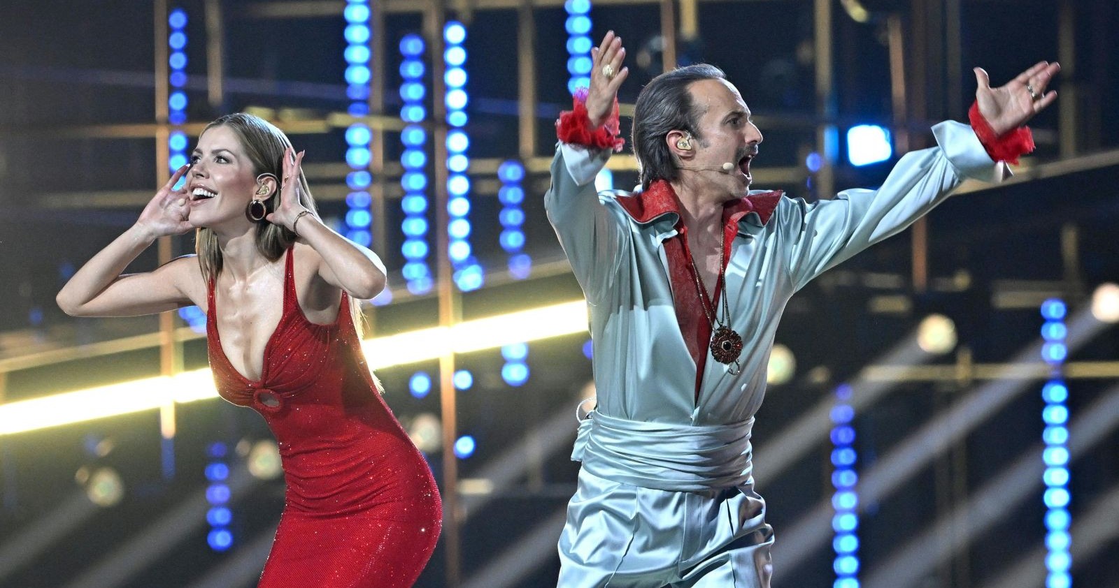 Victoria Swarovski und Michael Ostrowski performen beim Eurovision Song Contest 2026 in Wien eine schräge Showeinlage mit Rap und ESC-Klischees auf der Bühne der Wiener Stadthalle.