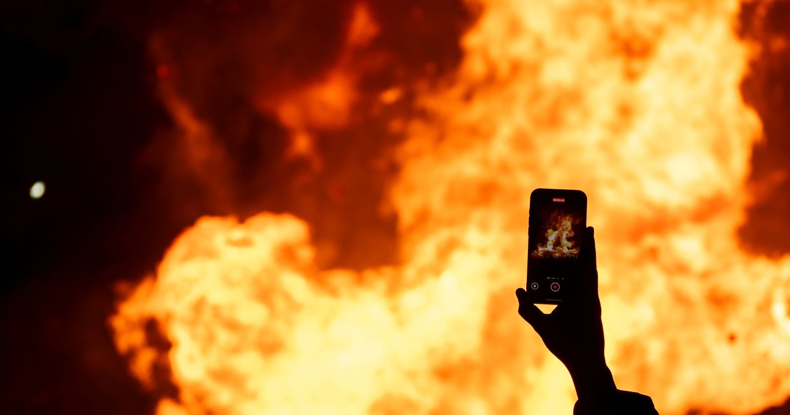 Lagerfeuer welches ausbricht
