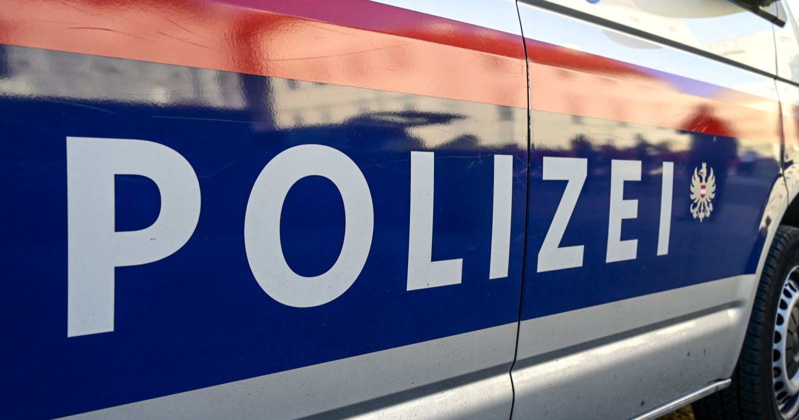 Polizei-Schriftzug auf einem Polizeiauto.