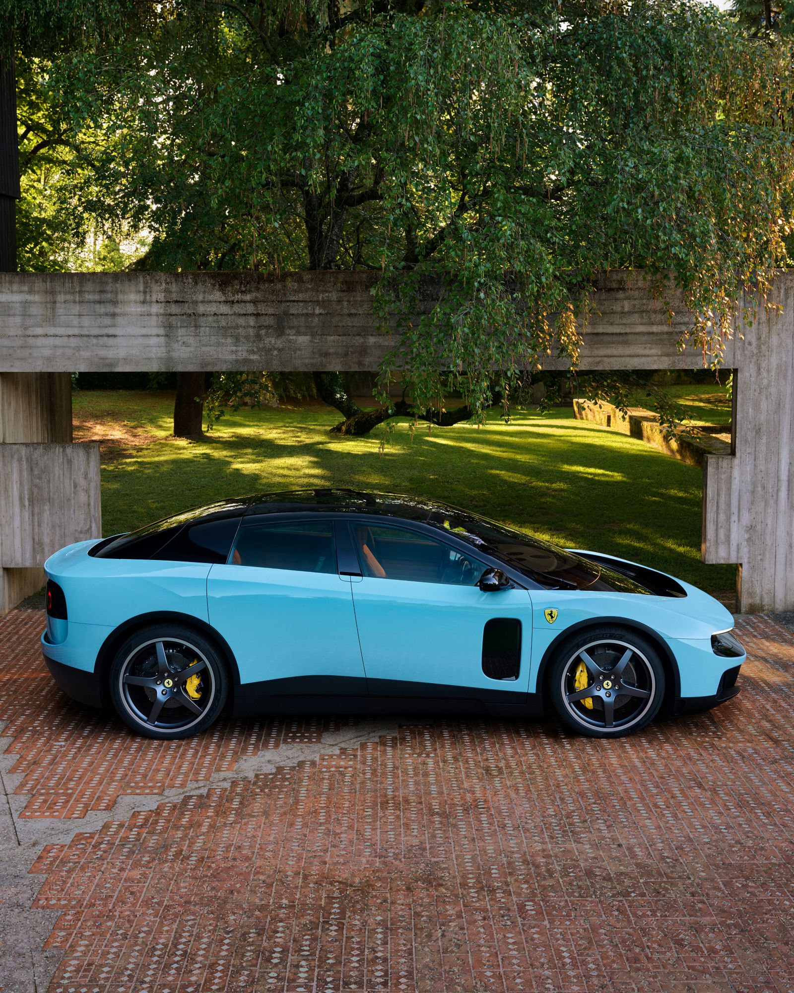 Ferrari Luce Elektroauto Seitenansicht Design Außenaufnahme Ferrari erstes Elektroauto