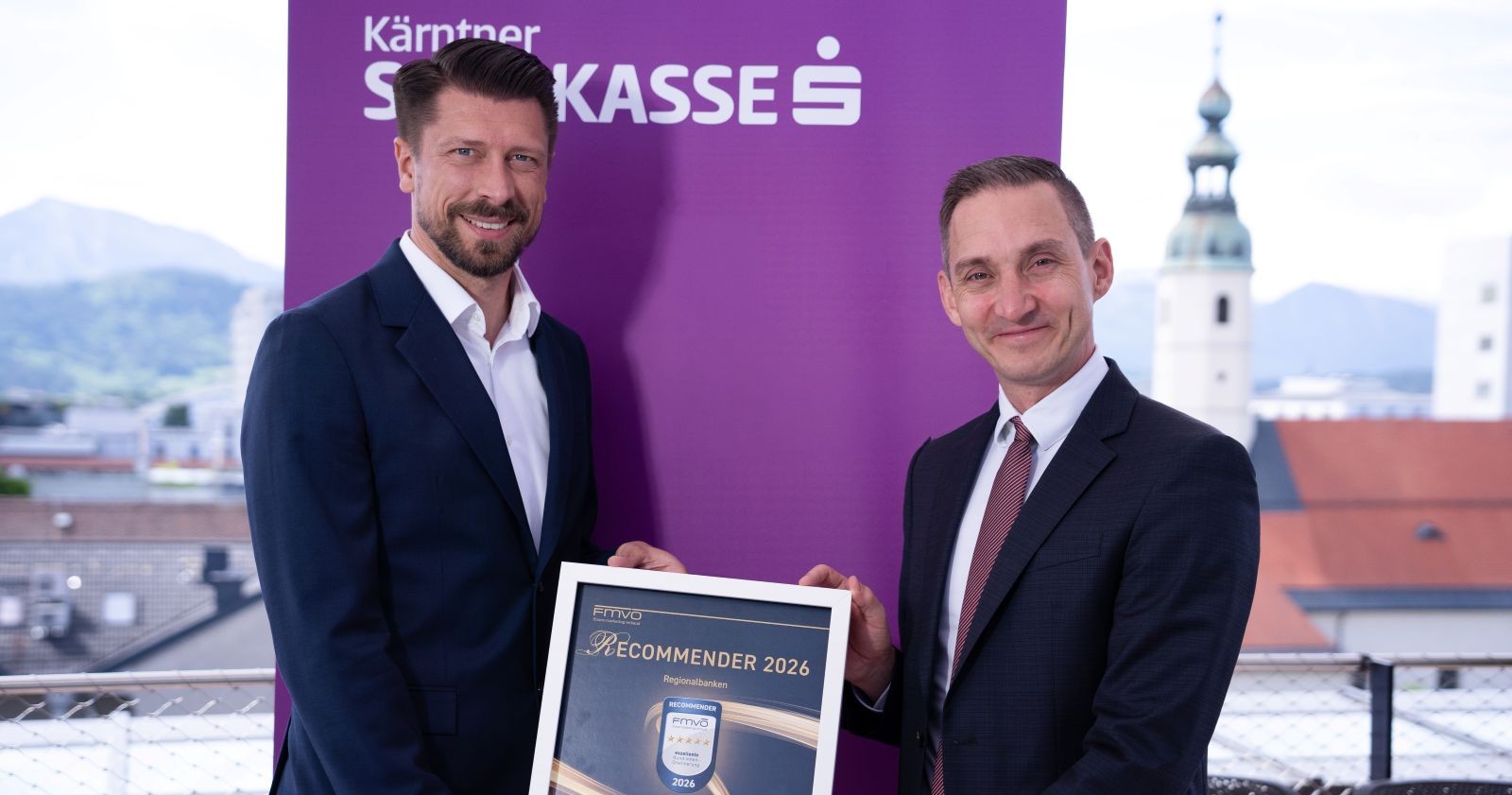 Kärntner Sparkasse erhält Recommender-Award 2026: Kevin Müller und Alexander Botscharow mit Auszeichnung