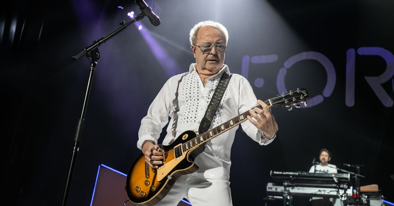 Mick Jones an der Gitarre während eines Live-Auftritts