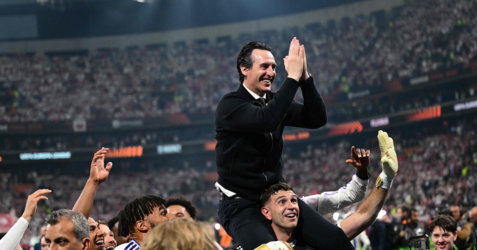 Unai Emery nach dem Titelgewinn beim Jubel über den Europa-League Titel.