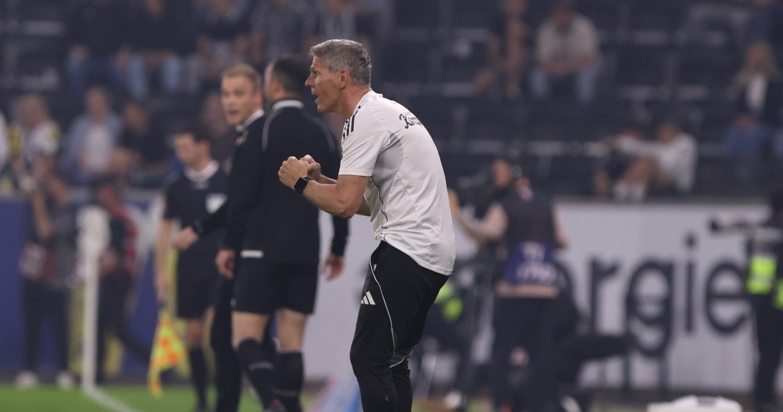 Dietmar Kühbauer pusht während der Partie gegen Rapid seine Spieler.