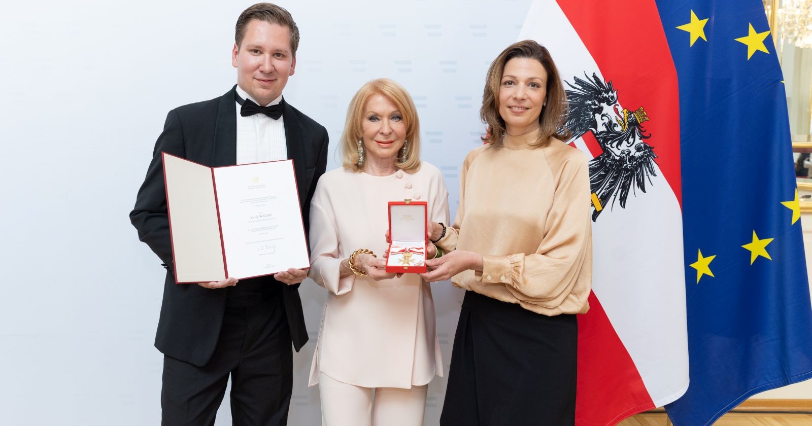 Gerda Rogers wird das Goldene Verdienstzeichen der Republik Österreich überreicht