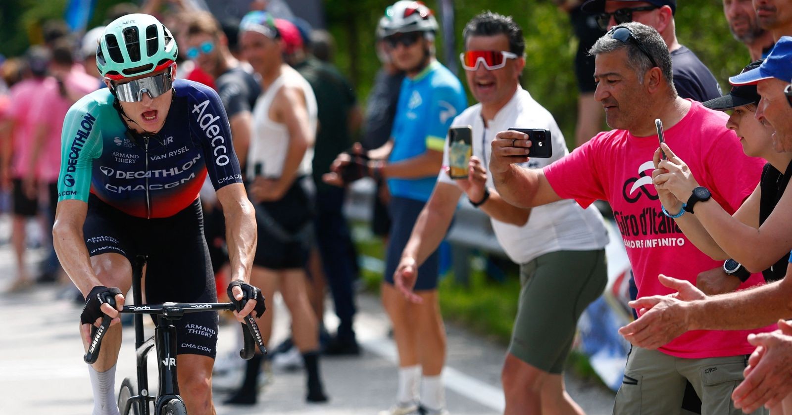 Felix Gall beim Giro d'Italia 2026 im Anstieg von Piancavallo, Zuschauer feuern ihn am Straßenrand an