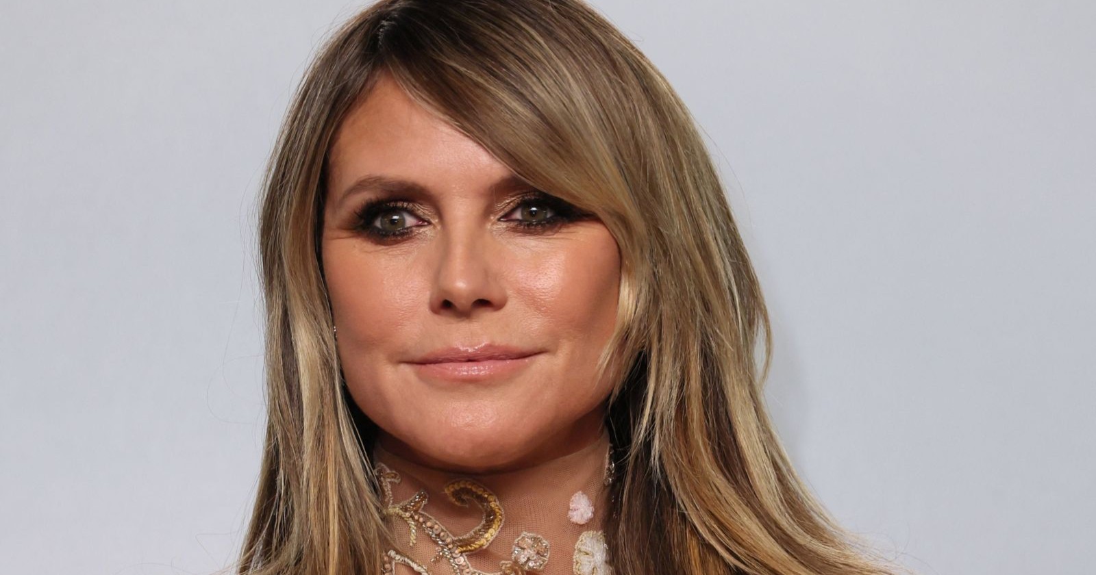 Heidi Klum bei einem öffentlichen Event: Die GNTM-Moderatorin steht nach den Aussagen von Influencer Philip Wälter erneut wegen „Germany’s Next Topmodel“ in der Kritik.