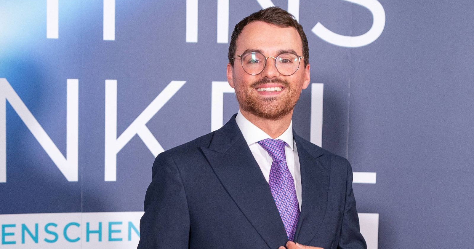 Luigi Barbaro jun., Mitinitiator des Gran Ballo Italiano, posiert vor einer Eventwand. Der Unternehmer zählt zu den Organisatoren des neuen Society-Events, das Wiener Balltradition mit italienischer Lebensfreude verbindet.