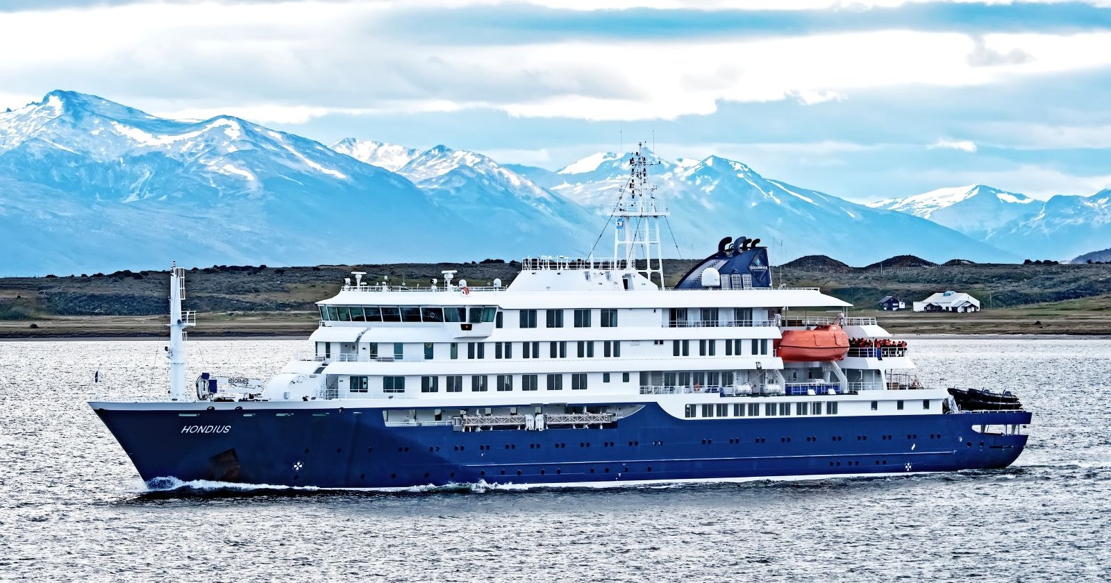 Kreuzfahrtschiff Hondius im Atlantik vor Bergkulisse – Hantavirus-Ausbruch an Bord mit mehreren Infizierten und Todesfällen