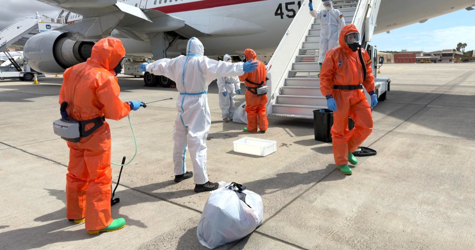 Schutzanzug-Team bei Flugzeug-Evakuierung wegen Hantavirus, Kontaktpersonen werden auch in Österreich überwacht