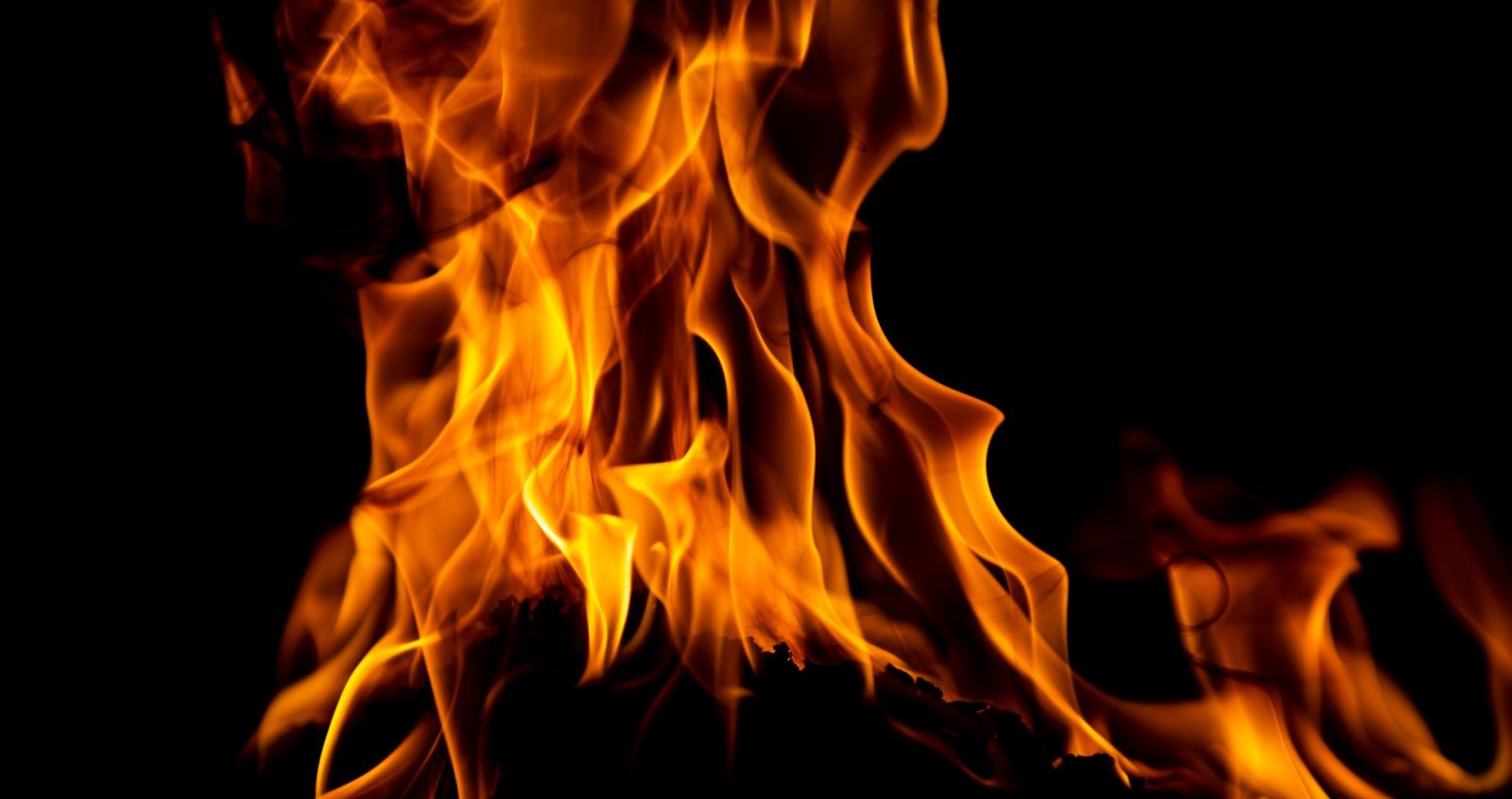 Feuer und Flammen als Symbolbild für Unfall in Heinfels, bei dem ein Kind durch ein Feuerzeug Verletzungen erlitten hat
