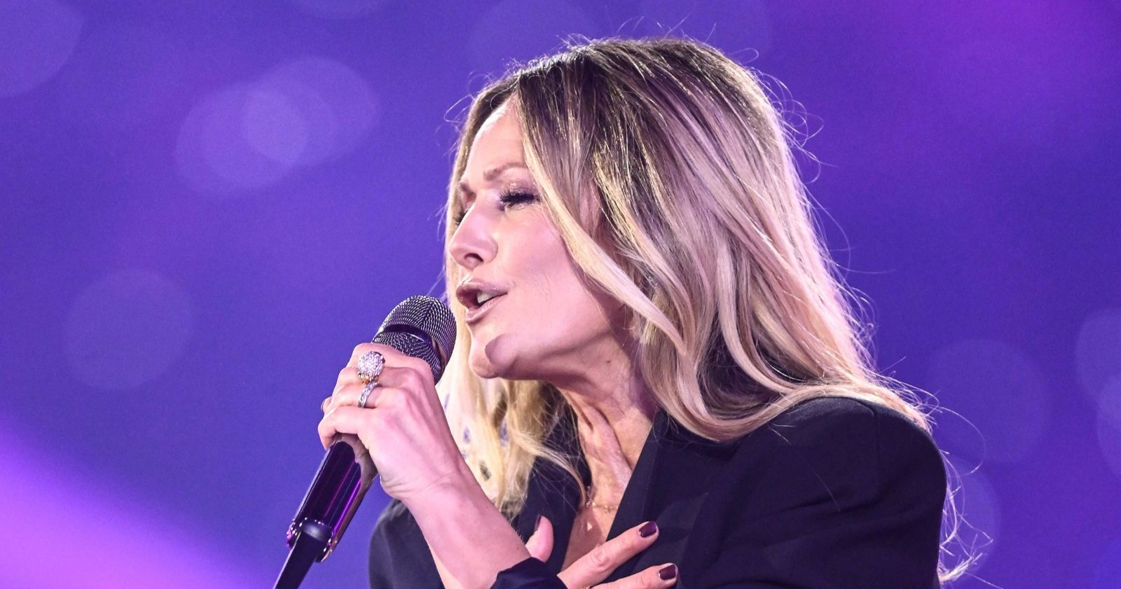 Helene Fischer singt live auf der Bühne ihren neuen Song „Heute Nacht“ für die Fußball WM 2026