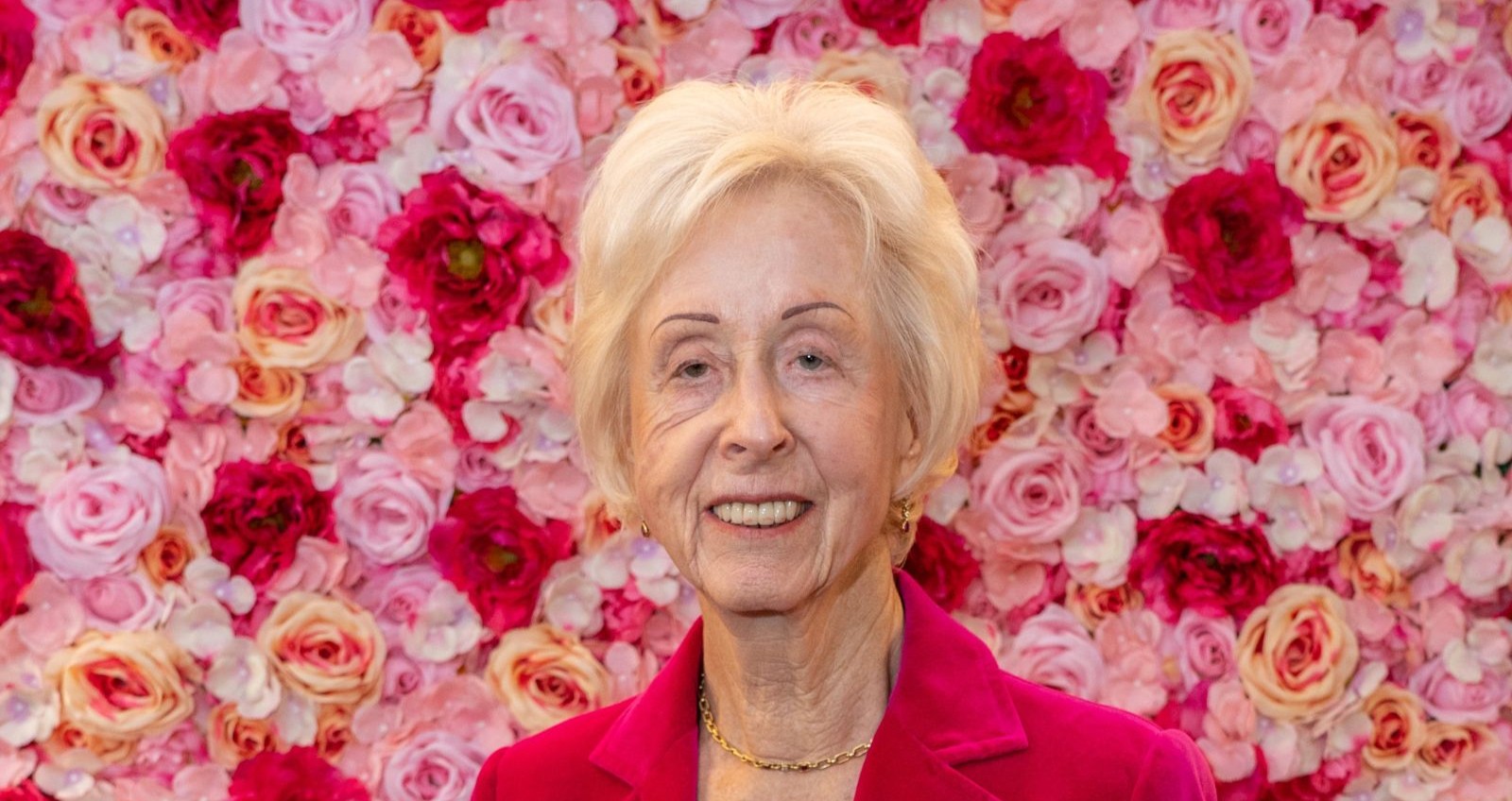 Hilde Umdasch Porträt vor Blumenwand bellaflora Unternehmerin Österreich verstorben