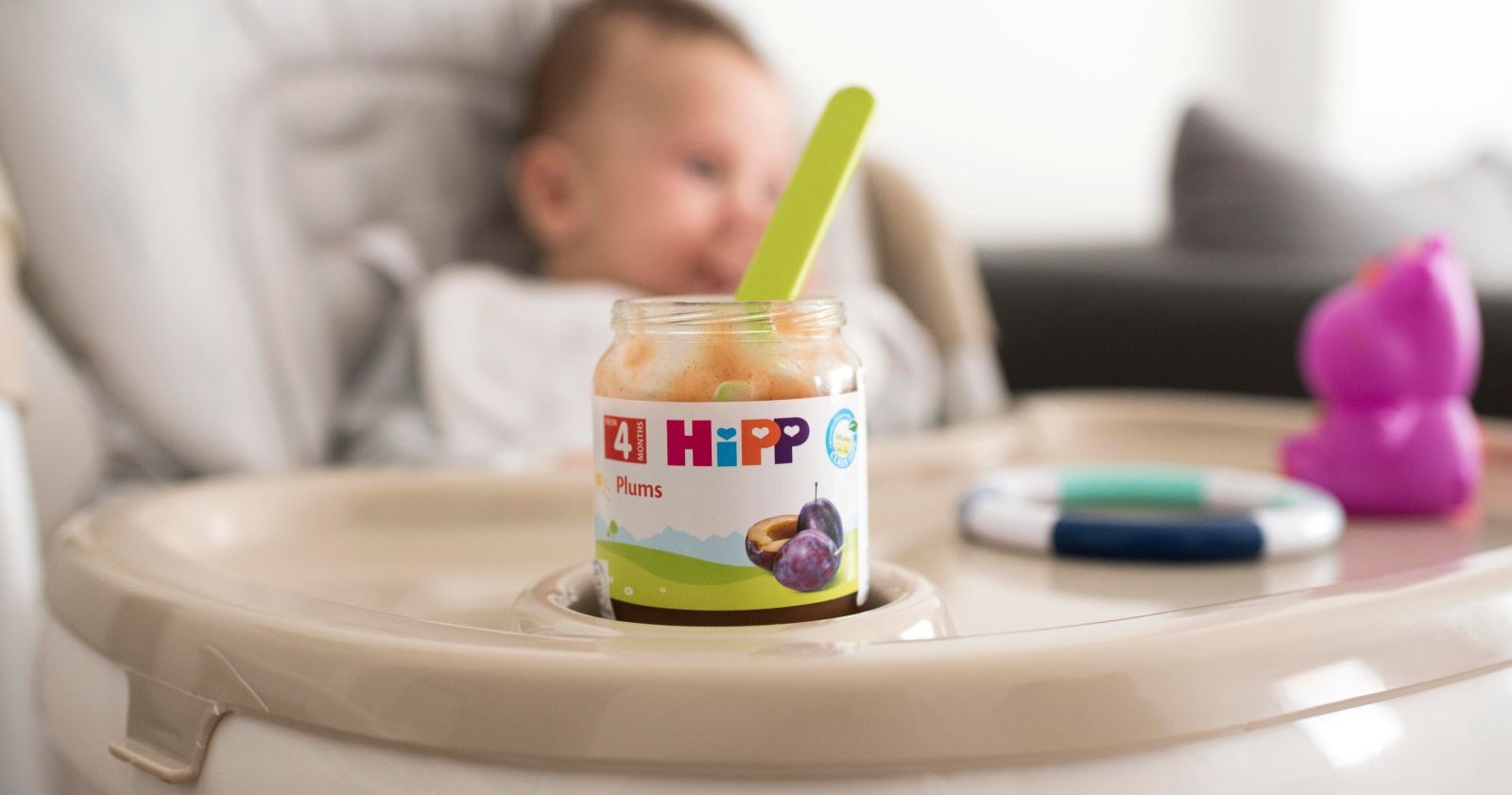 Hipp Babynahrung Glas mit Löffel vor Baby im Hochstuhl Symbolbild Verdächtiger Rattengift Ermittlungen