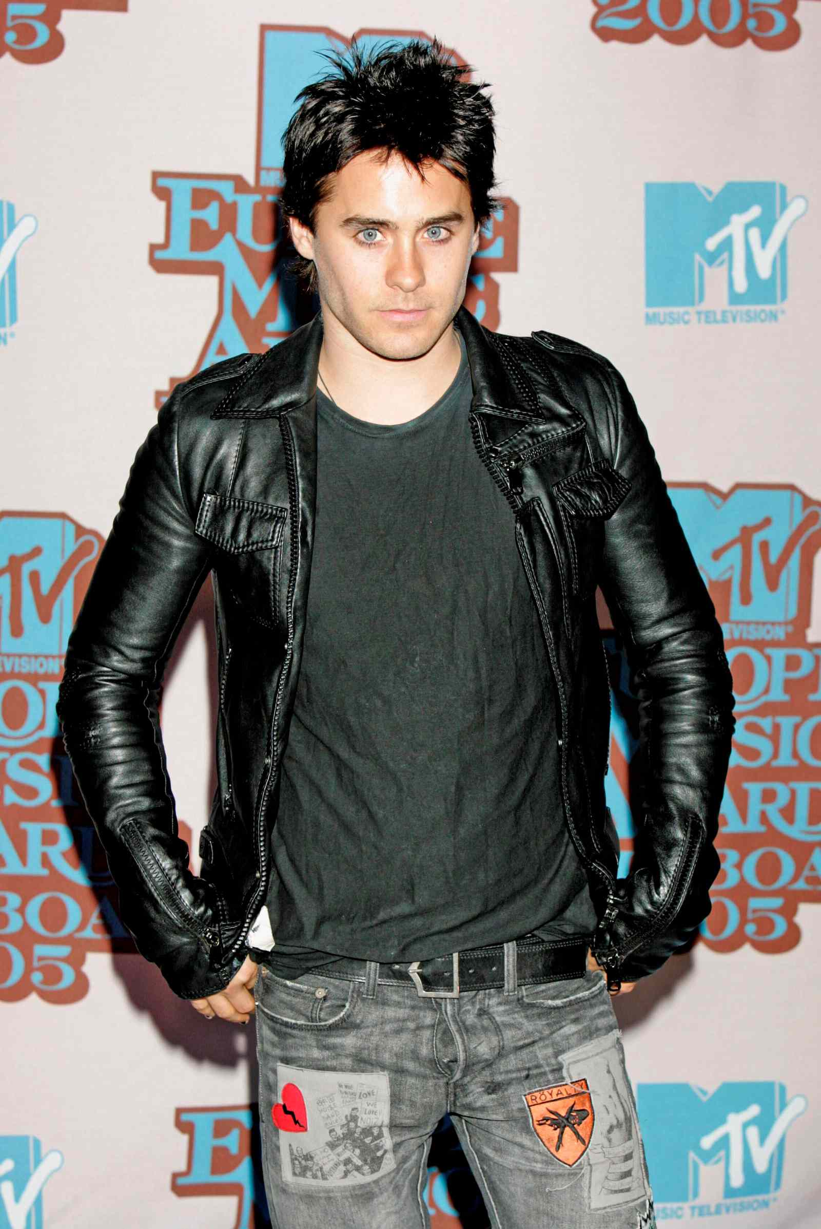 Junger Jared Leto mit schwarzer Lederjacke und stacheliger Frisur bei den MTV Europe Music Awards 2005.