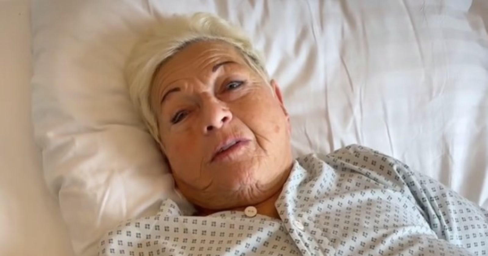 Jazz Gitti meldet sich nach einer Operation direkt aus dem Spitalbett und zeigt sich trotz Krankenhaus-Aufenthalt humorvoll.