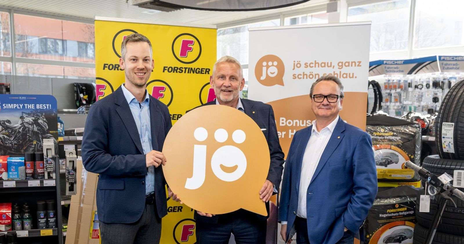 Alexander Merklein (Geschäftsführer jö Bonus Club) freut sich mit den beiden FORSTINGER Geschäftsführern Rudolf Bayer (CEO) und Harald Chromy (CFO) über die Kooperation.
