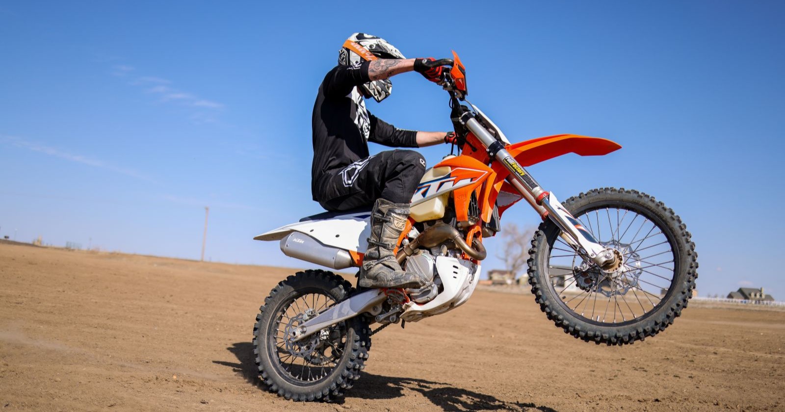 KTM Enduro Motorrad im Gelände mit Fahrer bei Wheelie Symbolbild für Alibi Zulassung und entdrosselte Motorräder