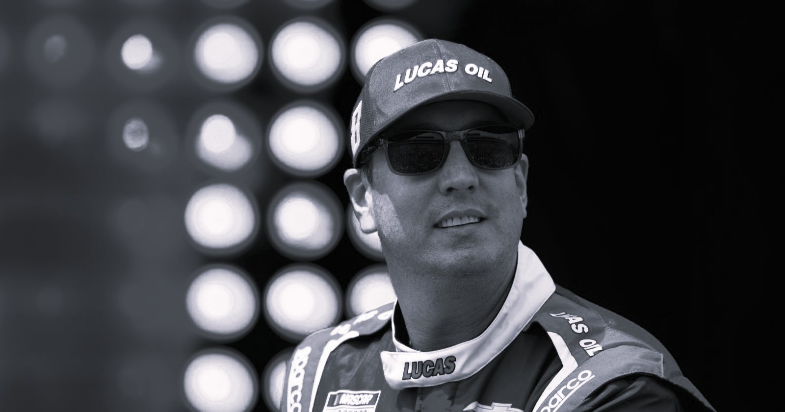 Kyle Busch lächelt in seinem Rennanzug