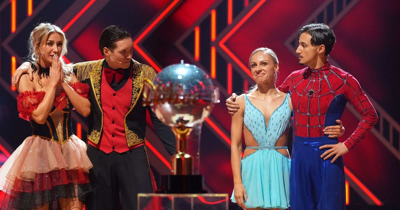 Finalisten Anna-Carina Woitschack und Milano im Let’s Dance Finale 2026 vor der Entscheidung
