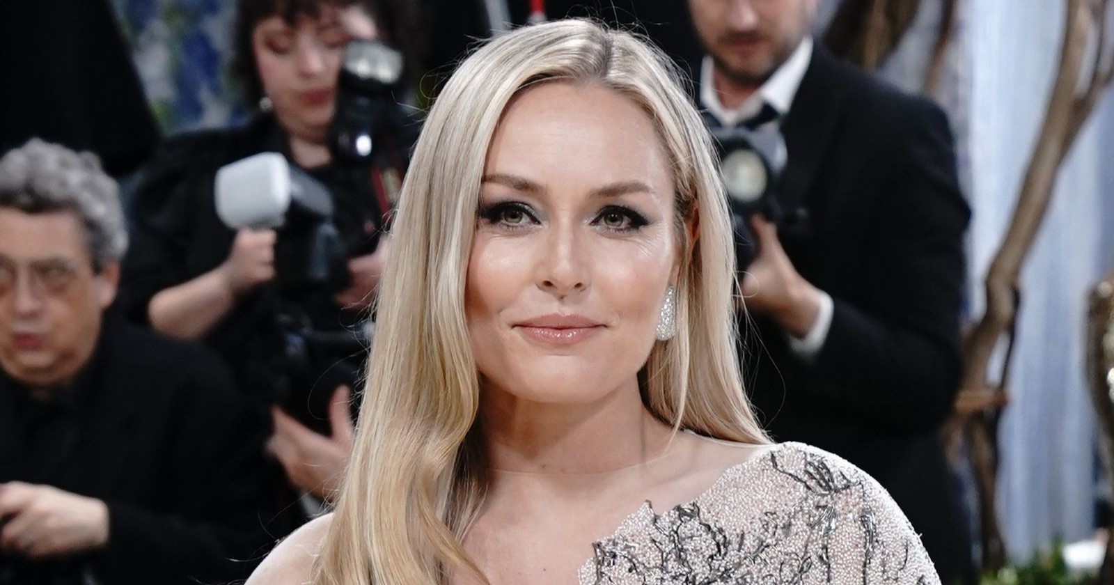 Lindsey Vonn bei der Met Gala 2026 auf dem Red Carpet in einem eleganten, hellen Designer-Kleid
