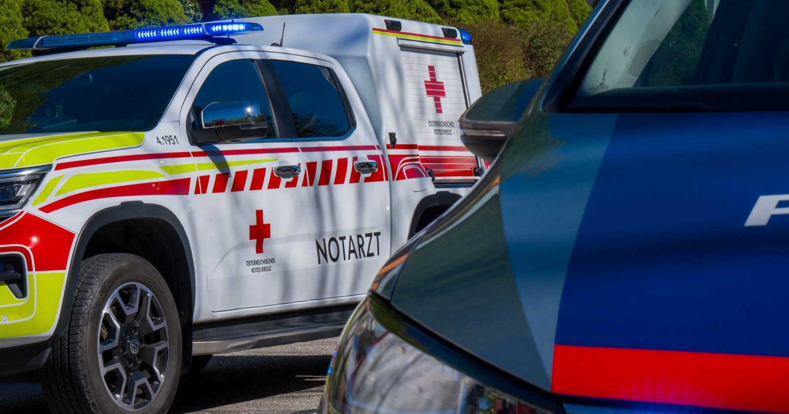 Notarzt und Polizei stehen an einer Unfallstelle