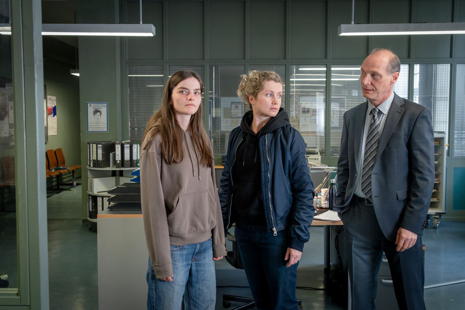 Martin Brambach (58) mit den TV-Kolleginnen Cornelia Gröschel und Leonie Winkler beim Tatort-Dreh