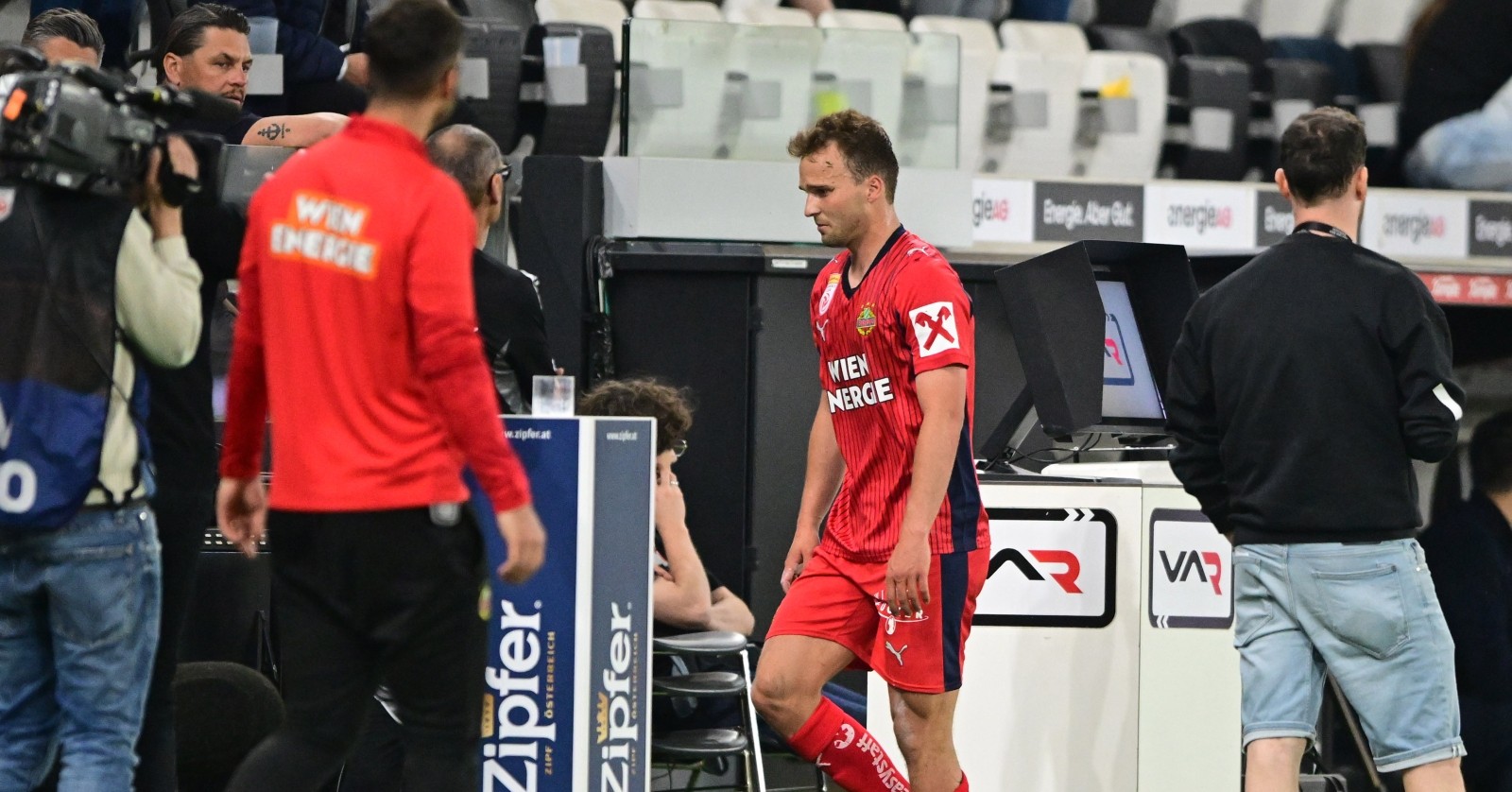 Matthias Seidl (SK Rapid Wien) nach Rot gegen LASK auf dem Weg in die Kabine.