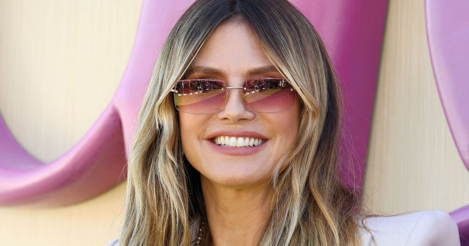 Heidi Klum bei der Met Gala 2026 mit Sonnenbrille und glamourösem Look auf dem roten Teppich