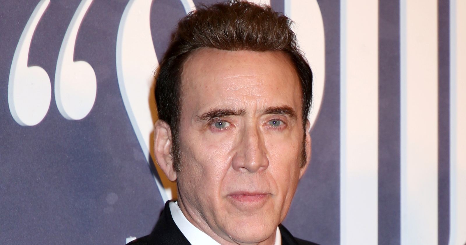 Schauspieler Nicolas Cage blickt bei einer feierlichen Gala in Hollywood im eleganten Anzug selbstbewusst in die Kamera