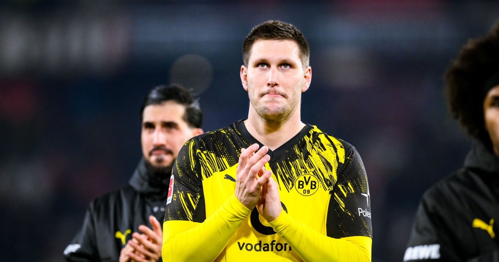 Niklas Süle nach einem Bundesligaspiel vor den BVB-Fans.