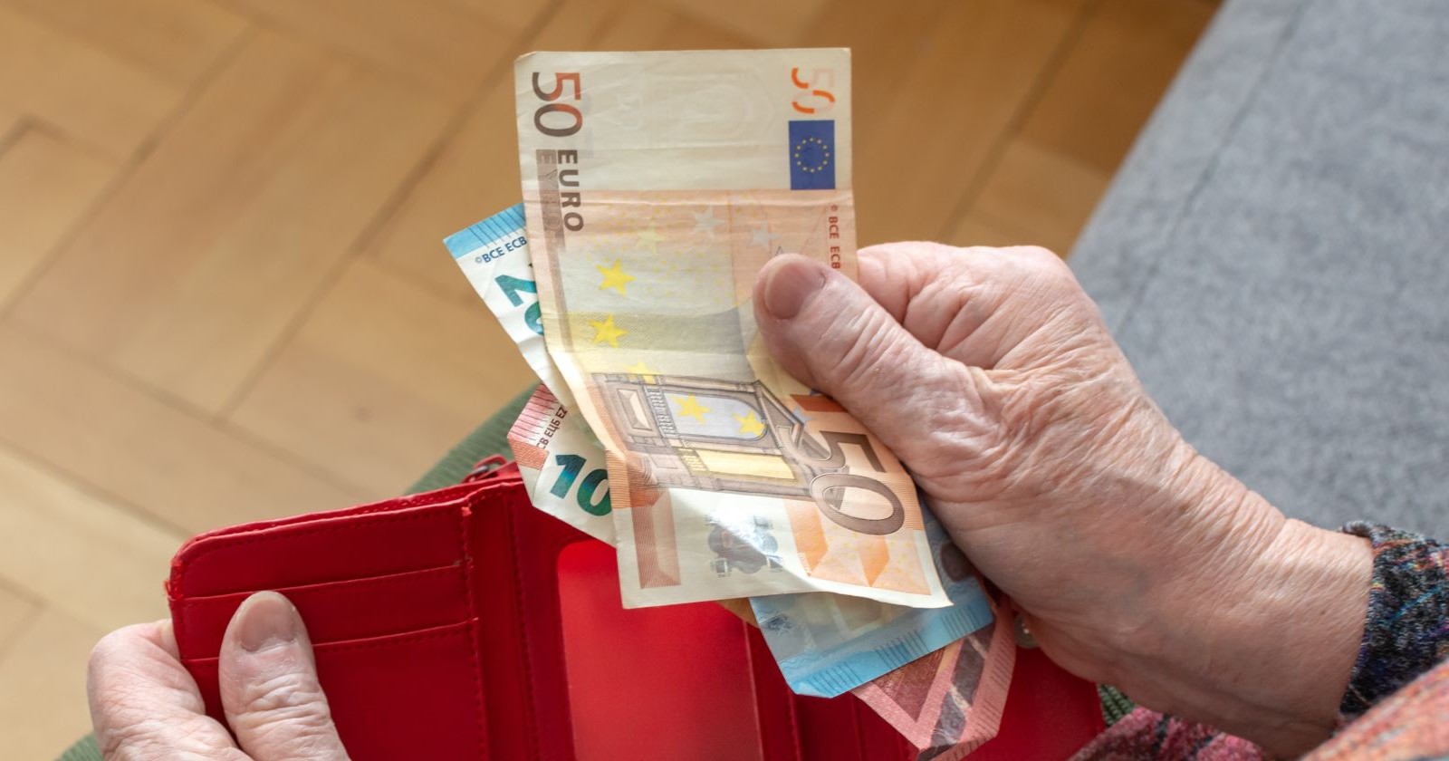 Pensionserhöhung: Pensionen Österreich 2027 Erhöhung unter Inflation Pensionist zählt Geld Euro Kaufkraftverlust