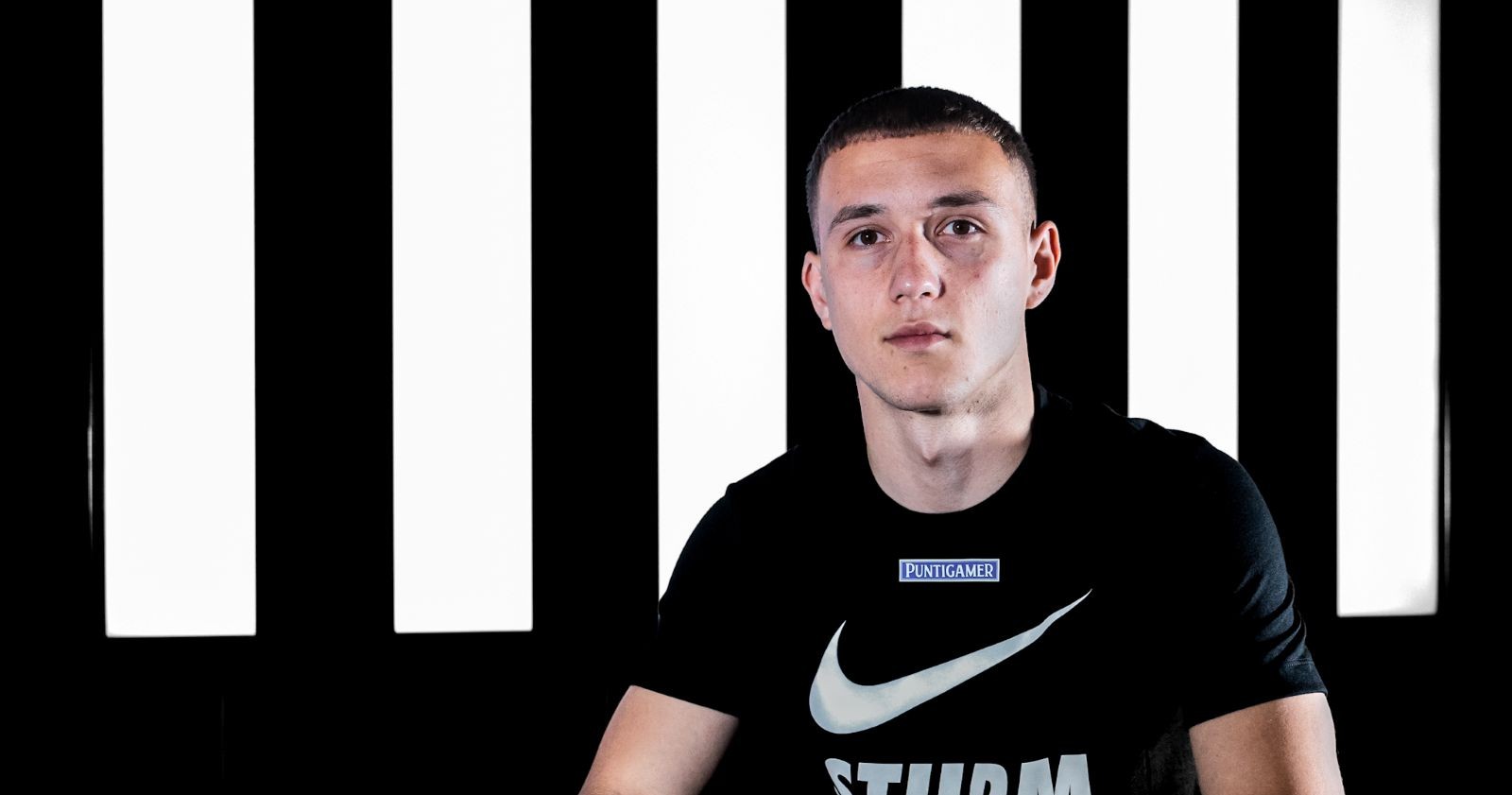 Der neue Sturm-Graz-Spieler Petar Petrovic während der symbolischen Vertragsunterzeichnung in der Steiermark