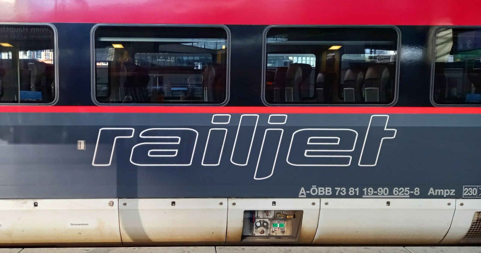 ÖBB Railjet Zug in Wien Meidling mit Railjet-Schriftzug, Symbolbild für überfüllten Zug und Polizeieinsatz in Österreich