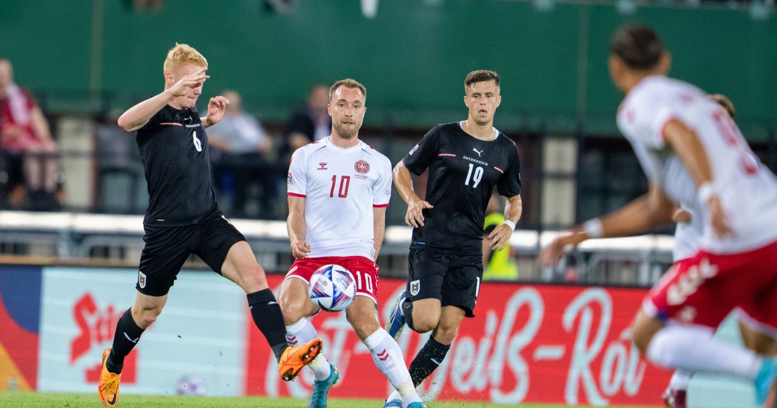 Nicolas Seiwald (AUT), Christian Eriksen (DEN) und Christoph Baumgartner (AUT) am Montag, 06. Juni 2022, während der Nations-League-Begegnung zwischen Österreich und Dänemark in Wien.