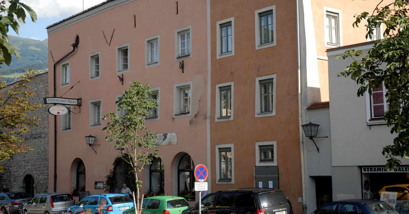 Außenansicht des geschlossenen Restaurant Geisterburg in Hall in Tirol nach Insolvenz und Betriebseinstellung