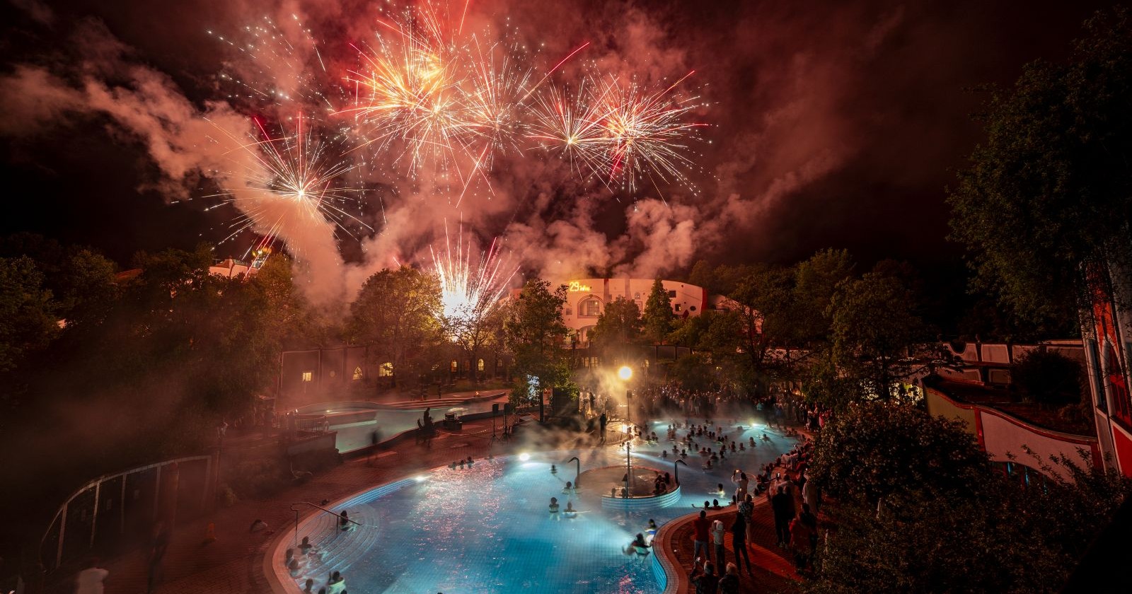 Feuerwerk über einem Pool