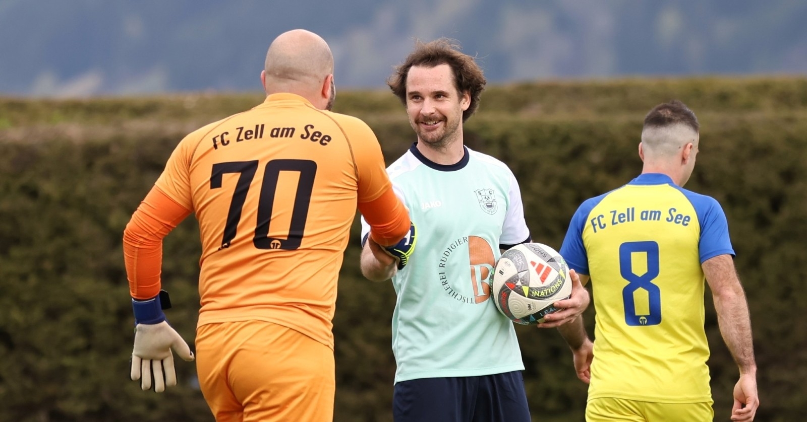 Thomas Rudigier im Duell gegen FC Zell am See.