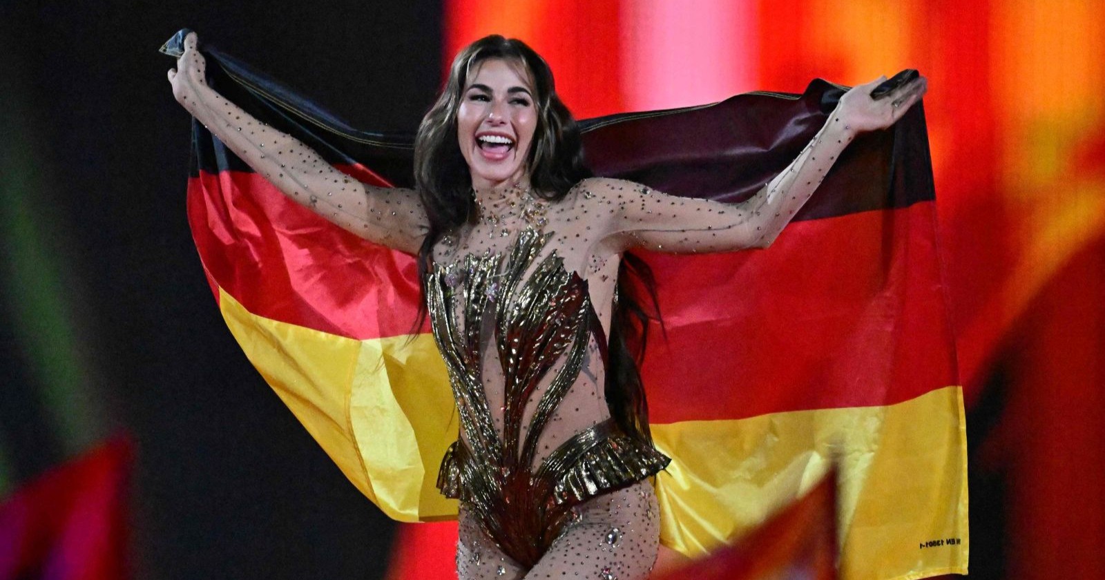 Sarah Engels beim Eurovision Song Contest mit Deutschlandflagge auf der Bühne nach ihrem ESC-Auftritt für Deutschland
