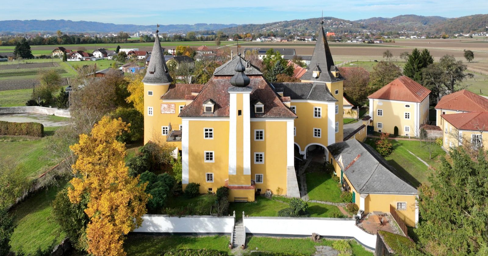 Schloss Mühldorf Insolvenz in Oberösterreich: Luftaufnahme des ehemaligen Hotels und der Eventlocation nach Konkurs in Feldkirchen an der Donau