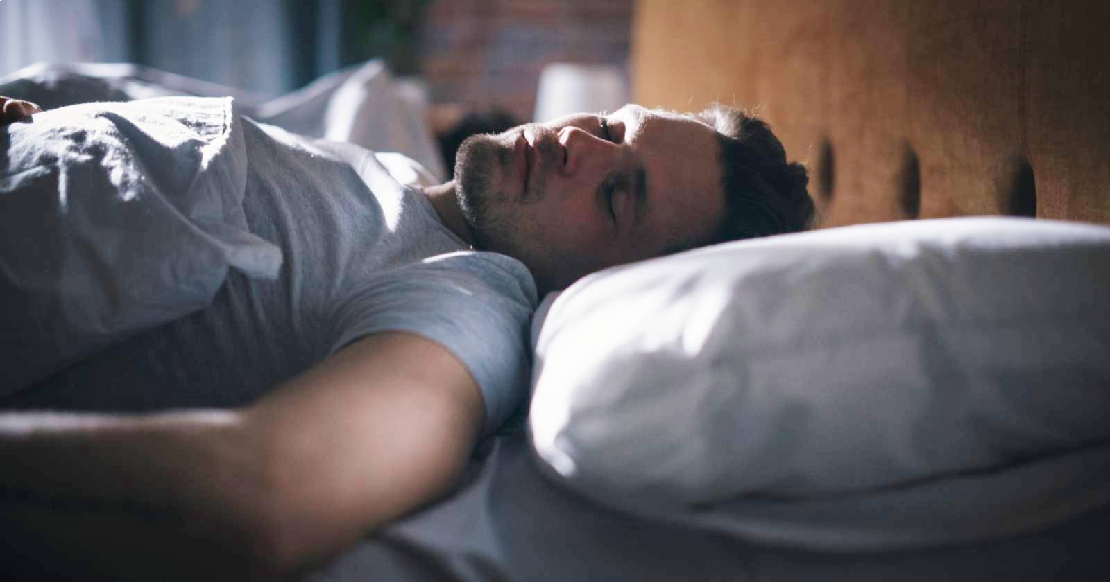 Mann im Bett, schlafend